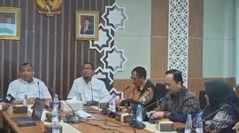 RAPAT: Bupati Sumenep, Ahmad Fauzi Wongsojudo (tengah) yang didampingi bebearapa kepala dinas terkait saat memperkenalkan Hal Hub ke BPJPH RI di Jakarta (Doc - Seputar Jatim) 