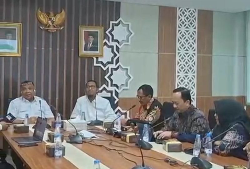 RAPAT: Bupati Sumenep, Ahmad Fauzi Wongsojudo (tengah) yang didampingi bebearapa kepala dinas terkait saat memperkenalkan Hal Hub ke BPJPH RI di Jakarta (Doc - Seputar Jatim)
