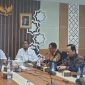RAPAT: Bupati Sumenep, Ahmad Fauzi Wongsojudo (tengah) yang didampingi bebearapa kepala dinas terkait saat memperkenalkan Hal Hub ke BPJPH RI di Jakarta (Doc - Seputar Jatim) 