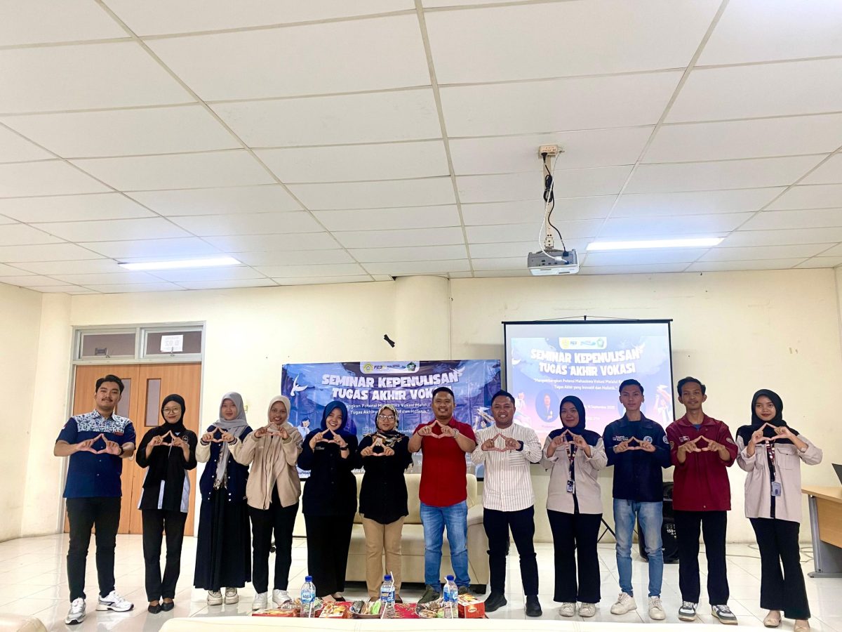 SWAFOTO: Mahasiswa dan alumni UTM melakukan foto bersama usai menggelar Seminar Tugas Akhir Vokasi (Doc. Seputar Jatim)