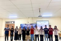 SWAFOTO: Mahasiswa dan alumni UTM melakukan foto bersama usai menggelar Seminar Tugas Akhir Vokasi (Doc. Seputar Jatim)