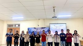 SWAFOTO: Mahasiswa dan alumni UTM melakukan foto bersama usai menggelar Seminar Tugas Akhir Vokasi (Doc. Seputar Jatim)