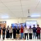 SWAFOTO: Mahasiswa dan alumni UTM melakukan foto bersama usai menggelar Seminar Tugas Akhir Vokasi (Doc. Seputar Jatim)