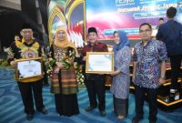 BANGGA: Wabub Sumenep, Imam Hasyim (tengah) usai menerima penghargaan di Fesyar Jatim 2025 yang didampingi Gubernur Jatim dan OPD terkait (Doc. Seputar Jatim)