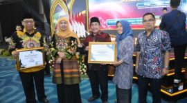 BANGGA: Wabub Sumenep, Imam Hasyim (tengah) usai menerima penghargaan di Fesyar Jatim 2025 yang didampingi Gubernur Jatim dan OPD terkait (Doc. Seputar Jatim)