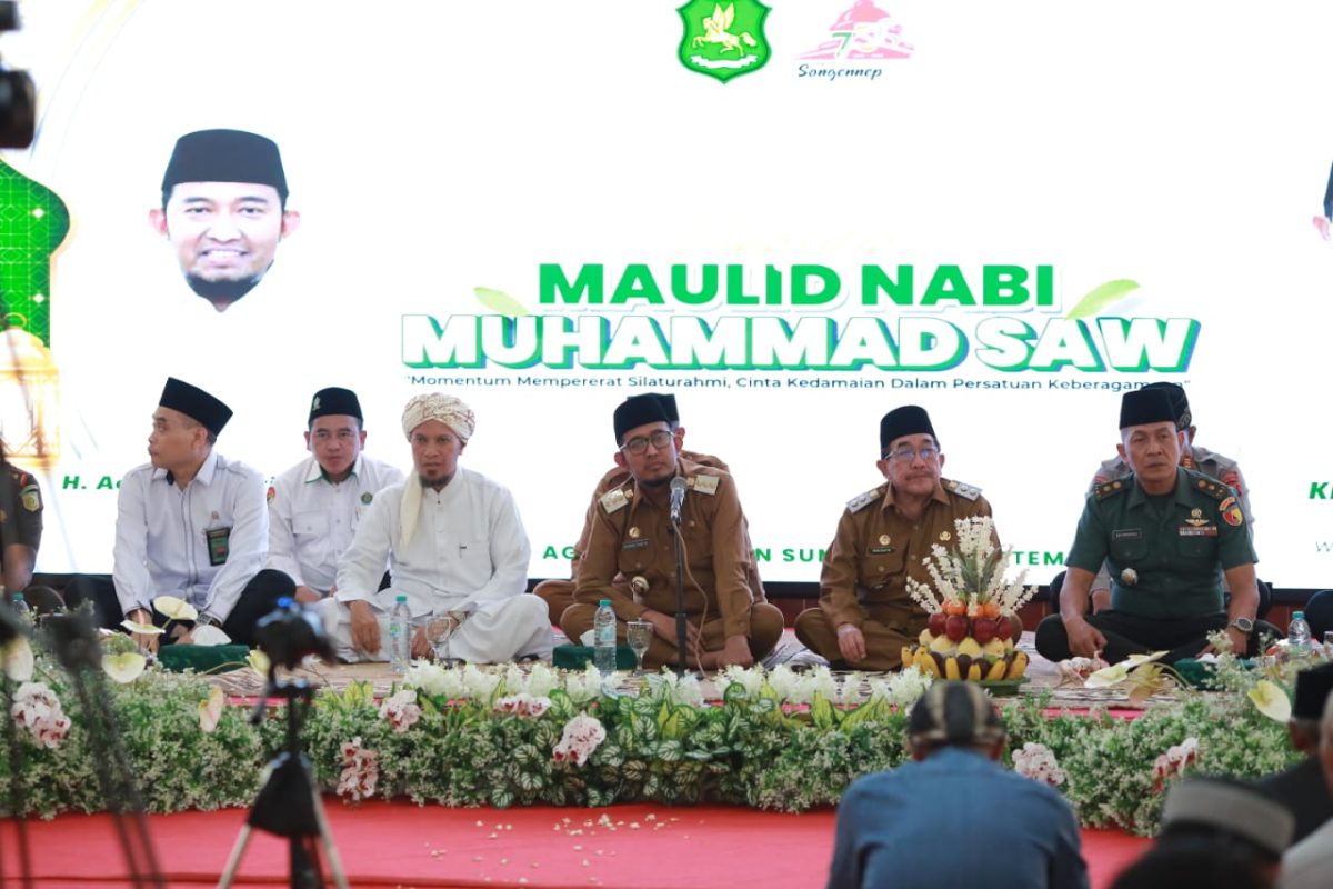KHIDMAT: Bupati Sumenep, Achmad Fauzi Wongsojudo (tengah) dan Wakil Bupati Sumenep, Imam Hasyim (tengah) saat menghadiri acara Maulid Nabi Muhammad SAW (SandiGT - Seputar Jatim)