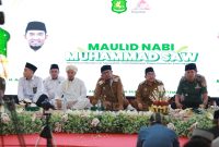 KHIDMAT: Bupati Sumenep, Achmad Fauzi Wongsojudo (tengah) dan Wakil Bupati Sumenep, Imam Hasyim (tengah) saat menghadiri acara Maulid Nabi Muhammad SAW (SandiGT - Seputar Jatim) 