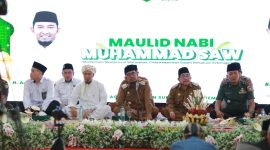 KHIDMAT: Bupati Sumenep, Achmad Fauzi Wongsojudo (tengah) dan Wakil Bupati Sumenep, Imam Hasyim (tengah) saat menghadiri acara Maulid Nabi Muhammad SAW (SandiGT - Seputar Jatim) 