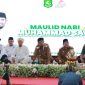 KHIDMAT: Bupati Sumenep, Achmad Fauzi Wongsojudo (tengah) dan Wakil Bupati Sumenep, Imam Hasyim (tengah) saat menghadiri acara Maulid Nabi Muhammad SAW (SandiGT - Seputar Jatim) 