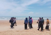 CERAH: Pantai Galung di Sumenep saat dikunjungi wisatawan di siang hari (SandiGT - Seputar Jatim)