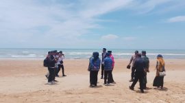 CERAH: Pantai Galung di Sumenep saat dikunjungi wisatawan di siang hari (SandiGT - Seputar Jatim) 