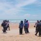 CERAH: Pantai Galung di Sumenep saat dikunjungi wisatawan di siang hari (SandiGT - Seputar Jatim) 