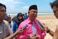 CERAH: Kepala Disbudporapar Sumenep, Mohammad Iksan, saat diwawancarai media ketika mengunjungi Pantai Galung di Batupitih (SandiGT - Seputar Jatim)