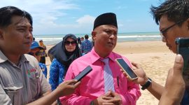 CERAH: Kepala Disbudporapar Sumenep, Mohammad Iksan, saat diwawancarai media ketika mengunjungi Pantai Galung di Batupitih (SandiGT - Seputar Jatim) 