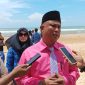 CERAH: Kepala Disbudporapar Sumenep, Mohammad Iksan, saat diwawancarai media ketika mengunjungi Pantai Galung di Batupitih (SandiGT - Seputar Jatim) 