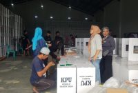 SANTAI: Para pekerja saat merapikan logistik di KPU Sumenep (Foto Istimewa)