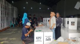 SANTAI: Para pekerja saat merapikan logistik di KPU Sumenep (Foto Istimewa)