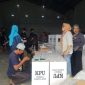 SANTAI: Para pekerja saat merapikan logistik di KPU Sumenep (Foto Istimewa)