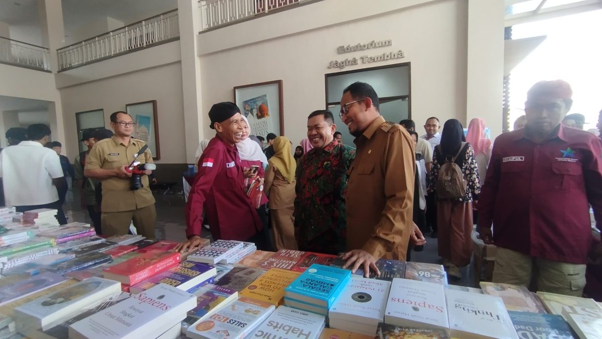 TERSENYUM: Kepala Dispusip Sumenep, Rudi Yuyianto (kiri) dengan Bupati Sumenep Ahmad Fauzi Wongsojudo (kanan) saat berada di acara Festival Literasi 2025 (SandiGT - Seputar Jatim)