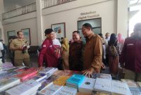 TERSENYUM: Kepala Dispusip Sumenep, Rudi Yuyianto (kiri) dengan Bupati Sumenep Ahmad Fauzi Wongsojudo (kanan) saat berada di acara Festival Literasi 2025 (SandiGT - Seputar Jatim)