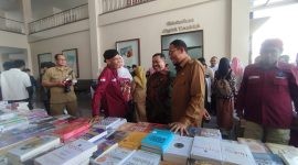 TERSENYUM: Kepala Dispusip Sumenep, Rudi Yuyianto (kiri) dengan Bupati Sumenep Ahmad Fauzi Wongsojudo (kanan) saat berada di acara Festival Literasi 2025 (SandiGT - Seputar Jatim) 