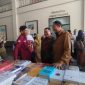 TERSENYUM: Kepala Dispusip Sumenep, Rudi Yuyianto (kiri) dengan Bupati Sumenep Ahmad Fauzi Wongsojudo (kanan) saat berada di acara Festival Literasi 2025 (SandiGT - Seputar Jatim) 