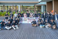 KOMPAK: Komunitas KOPI saat foto bersama dengan model usai menggelar kegiatan di Hotel Myze Sumenep (Doc. Seputar Jatim)