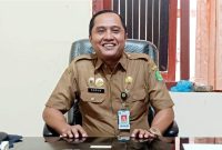 TERSEYUM: Kepala Bapenda Sumenep, Faruk Hanafi, saat diwawancarai tentang Sosialisasi SISMIOP Tahap II di kantornya (SandiGT - Seputar Jatim)