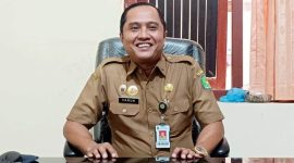 TERSEYUM: Kepala Bapenda Sumenep, Faruk Hanafi, saat diwawancarai tentang Sosialisasi SISMIOP Tahap II di kantornya (SandiGT - Seputar Jatim)