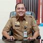 TERSEYUM: Kepala Bapenda Sumenep, Faruk Hanafi, saat diwawancarai tentang Sosialisasi SISMIOP Tahap II di kantornya (SandiGT - Seputar Jatim)