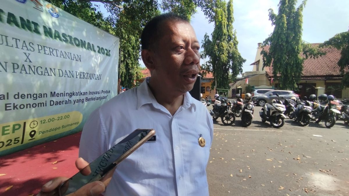 MENJELASKAN: Kepala DKPP Sumenep, Chainur Rasyid, saat diwawancarai tentang tentang komoditas lokal (SandiGT - Seputar Jatim)
