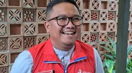 KETAWA: Area Manager Communication, Relations & CSR Pertamina Patra Niaga Jatimbalinus, Ahad Rahedi, saat menyampaikan tentang kondisi SPBU di Pulau Sepudi Sumenep (Doc. Seputar Jatim) 