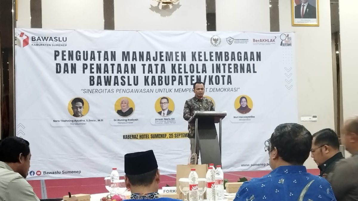 BERDIRI: Ketua Bawaslu Sumenep, Achmad Zubaidi, saat memberikan sambutan dan membuka acara (SandiGT - Seputar Jatim)