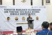 BERDIRI: Ketua Bawaslu Sumenep, Achmad Zubaidi, saat memberikan sambutan dan membuka acara (SandiGT - Seputar Jatim)