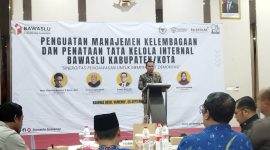 BERDIRI: Ketua Bawaslu Sumenep, Achmad Zubaidi, saat memberikan sambutan dan membuka acara (SandiGT - Seputar Jatim)