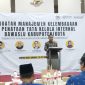 BERDIRI: Ketua Bawaslu Sumenep, Achmad Zubaidi, saat memberikan sambutan dan membuka acara (SandiGT - Seputar Jatim)