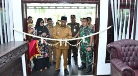 MERESMIKAN: Bupati Sumenep, Achmad Fauzi Wongsojudo saat memotong pita sebagai bentuk meluncurkan Sekolah Rakyat di SKB Batuan (Doc. Seputar Jatim)