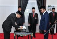 MENGUKUHKAN: Bupati Sumenep, Achmad Fauzi Wongsojudo saat melantik Syahwan Efendi Sebagai Pj. Sekda Sumenep di Paseban Agung Sultan Abdurrahman Pendopo Agung Sumenep (Doc. Seputar Jatim)