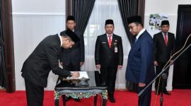 MENGUKUHKAN: Bupati Sumenep, Achmad Fauzi Wongsojudo saat melantik Syahwan Efendi Sebagai Pj. Sekda Sumenep di Paseban Agung Sultan Abdurrahman Pendopo Agung Sumenep (Doc. Seputar Jatim)