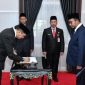 MENGUKUHKAN: Bupati Sumenep, Achmad Fauzi Wongsojudo saat melantik Syahwan Efendi Sebagai Pj. Sekda Sumenep di Paseban Agung Sultan Abdurrahman Pendopo Agung Sumenep (Doc. Seputar Jatim)