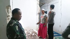 PANIK: Rumah warga runtuh akibat gempa bumi  m 6,0 menguncang wilayah Kabupaten Sumenep (SandiGT - Seputar Jatim)