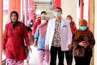 BERJALAN: Direktur RSUDMA Sumenep dr. Erliyati saat bersama dokter Spesialis Bedah Digestif, dr. Syaiful Kamil, saat meninjau pasien (Doc. Seputar Jatim)