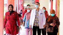 BERJALAN: Direktur RSUDMA Sumenep dr. Erliyati saat bersama dokter Spesialis Bedah Digestif, dr. Syaiful Kamil,  saat meninjau pasien (Doc. Seputar Jatim)