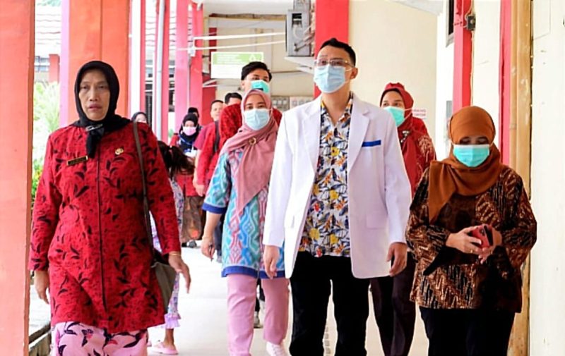 BERJALAN: Direktur RSUDMA Sumenep dr. Erliyati saat bersama dokter Spesialis Bedah Digestif, dr. Syaiful Kamil,  saat meninjau pasien (Doc. Seputar Jatim)