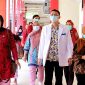 BERJALAN: Direktur RSUDMA Sumenep dr. Erliyati saat bersama dokter Spesialis Bedah Digestif, dr. Syaiful Kamil,  saat meninjau pasien (Doc. Seputar Jatim)
