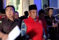 BERJALAN: 4 tersangka kasus korupsi BSPS Sumenep ditahan di rutan Kejati Jatim, Selasa (14/10/2025) malam (Foto Istimewa)
