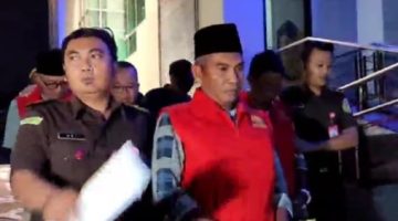 BERJALAN: 4 tersangka kasus korupsi BSPS Sumenep ditahan di rutan Kejati Jatim, Selasa (14/10/2025) malam (Foto Istimewa)