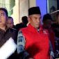 BERJALAN: 4 tersangka kasus korupsi BSPS Sumenep ditahan di rutan Kejati Jatim, Selasa (14/10/2025) malam (Foto Istimewa)