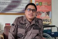 TEGAS: Kasi Intel Kejari Sumenep, Moch. Indra Subrata, saat ditemui di ruang kerjanya (SandiGT - Seputar Jatim)