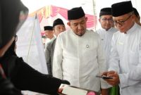 BERINTRAKSI: Bupati Sumenep Achmad Fauzi Wongsojudo (kiri) didampingi Dirut BPRS Hairil Fajar (kanan) saat mengunjungi stand UMKM dan Bazar Murah di Halaman Kantor Pusat BPRS Bhakti Sumekar (Doc. Seputar Jatim)